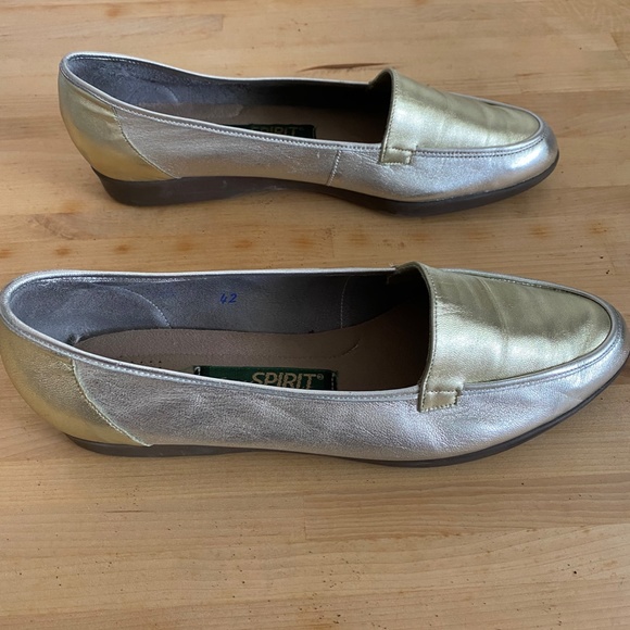 Easy Spirit Loafers ~ Silver & Gold Metallic ~ 7.5B - Picture 2 of 6